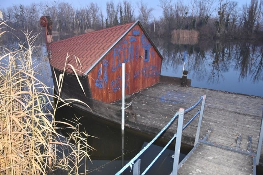 Obszcén feliratokat festett két fiatal a tolnai Duna-holtágban álló bárkára