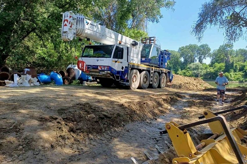 Nyolcméteres szintkülönbséget küzdenek le, hogy friss vizet kapjon a Szikrai Holt-Tisza – fotókkal 