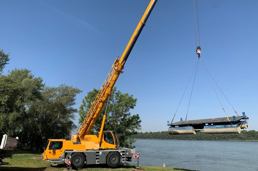 Kiemelték a Dunából a megsérült úszó pontont Almásfüzitőnél