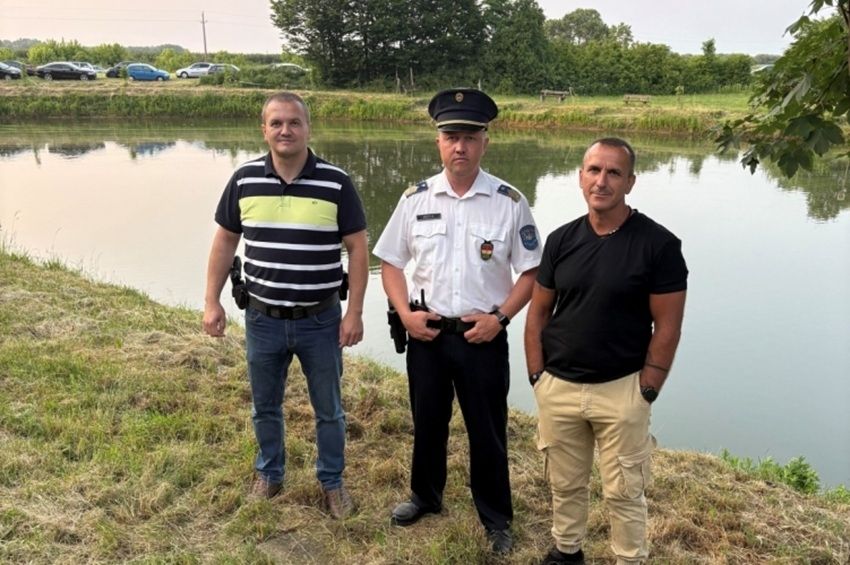 Három rendőr mentette ki a horgásztóba esett férfit Vállajon