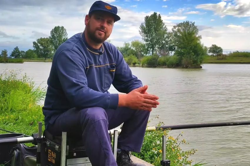 MÁV-egyenruhában népszerűsíti a rakós botozást a horgász vasutas – videóval