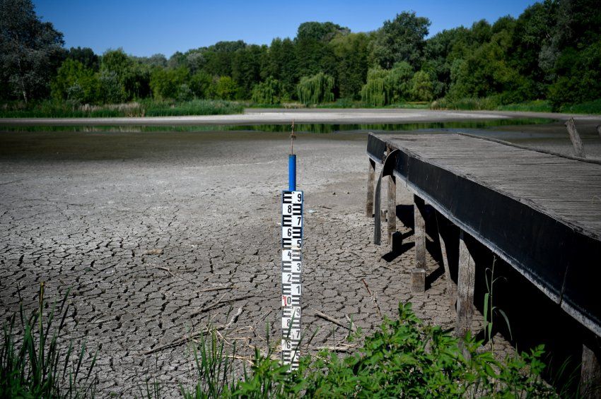 Kiszáradt egy tó Debrecen mellett – szomorú fotókon az üres meder
