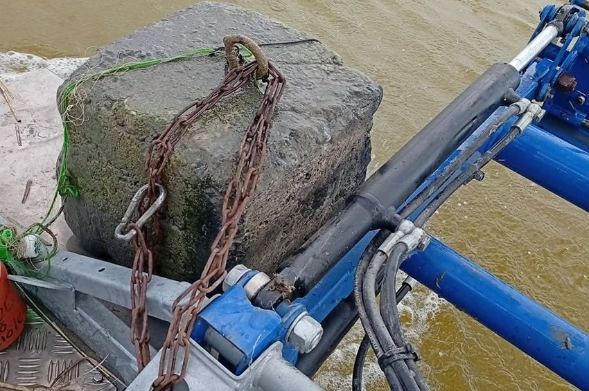 Életveszélyes akadályok bukkantak elő a rekordalacsonyra süllyedt Velencei-tóból