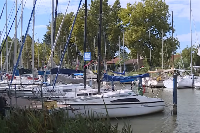 Az iszapban ülnek a balatoni vitorlások – videóval