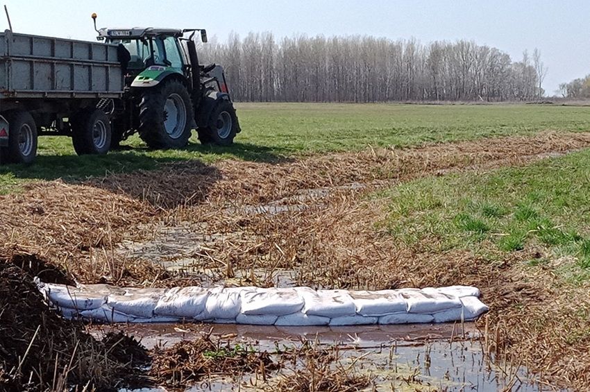 Homokzsákos bukókkal mentik a vizet a Rekettye–Bogárzó-csatornán – fotókkal 