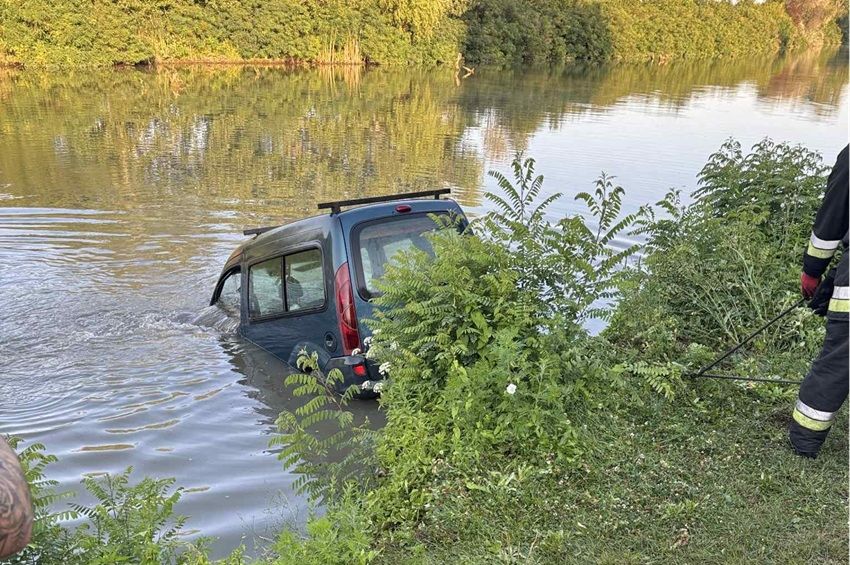 Belegurult egy Renault Kangoo a Malomzugi Holt-Zagyvába – fotókkal
