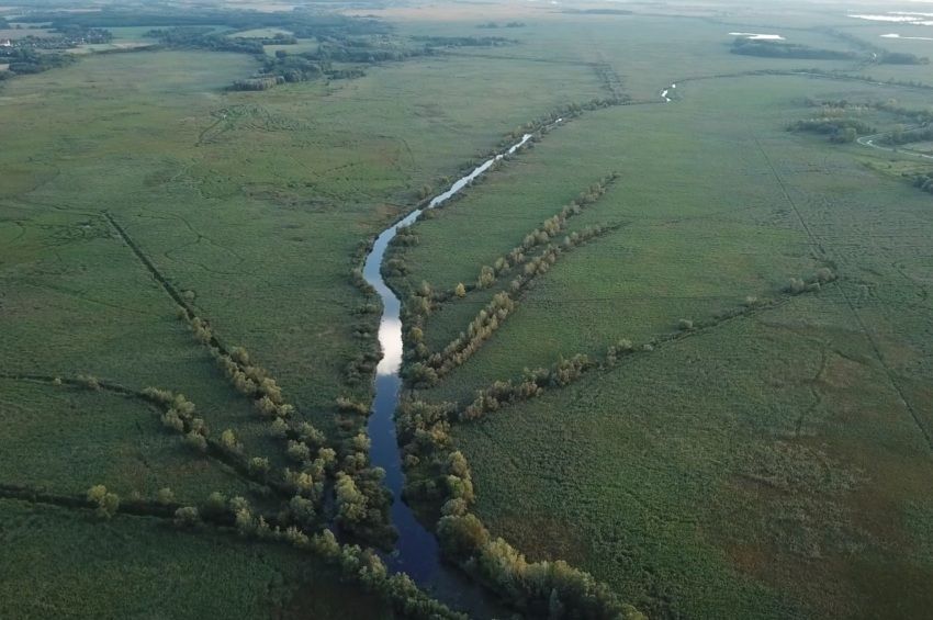 Drónvideó: pompázatos látvány az őszi színekben úszó Zala-folyó